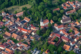 Kirchengebäude St. Vitus im Dorfkern in Brüheim in Nessetal im Bundesland Thüringen, Deutschland