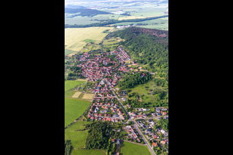 Ortsansicht der Straßen und Häuser der Wohngebiete in Seebergen in Drei Gleichen im Bundesland Thüringen, Deutschland