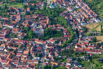 Luftbild von Ortsansicht der Straßen und Häuser der Wohngebiete in Seebergen in Drei Gleichen im Bundesland Thüringen, Deutschland