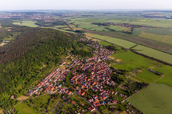 Luftaufnahme von Ortsansicht der Straßen und Häuser der Wohngebiete in Seebergen in Drei Gleichen im Bundesland Thüringen, Deutschland