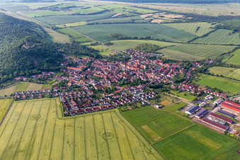 Ortsansicht der Straßen und Häuser der Wohngebiete in Mühlberg in Drei Gleichen im Bundesland Thüringen, Deutschland