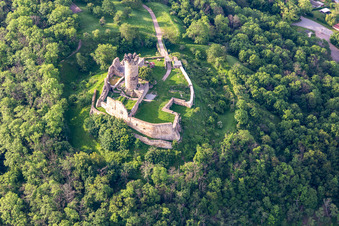 Ruine und Mauerreste der ehemaligen Burganlage und Feste Mühlburg im Ortsteil Mühlberg in Drei Gleichen im Bundesland Thüringen, Deutschland