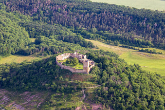 Ruine und Mauerreste der ehemaligen Burganlage und Feste Burg Gleichen an der Thomas-Müntzer-Straße im Ortsteil Wandersleben in Drei Gleichen im Bundesland Thüringen, Deutschland