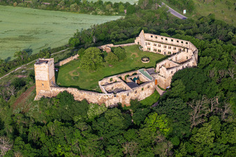 Luftaufnahme von Ruine und Mauerreste der ehemaligen Burganlage und Feste Burg Gleichen an der Thomas-Müntzer-Straße im Ortsteil Wandersleben in Drei Gleichen im Bundesland Thüringen, Deutschland