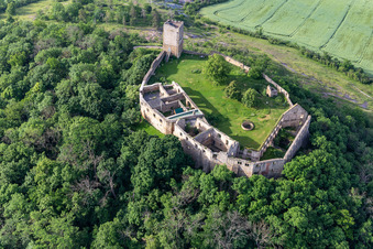 Schrägluftbild von Ruine und Mauerreste der ehemaligen Burganlage und Feste Burg Gleichen an der Thomas-Müntzer-Straße im Ortsteil Wandersleben in Drei Gleichen im Bundesland Thüringen, Deutschland