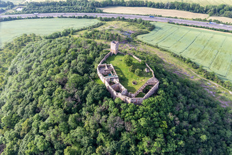 Burg Gleichen im Ortsteil Wandersleben in Drei Gleichen im Bundesland Thüringen, Deutschland aus der Luft betrachtet