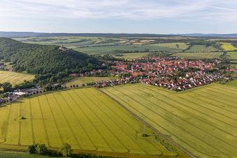 Ortsansicht am Rande von landwirtschaftlichen Feldern und Nutzflächen in Mühlberg in Drei Gleichen im Bundesland Thüringen, Deutschland