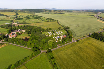 Luftbild von Wohnwagen und Zelte- Campingplatz - und Zeltplatz Camping Drei Gleichen in Mühlberg im Bundesland Thüringen, Deutschland