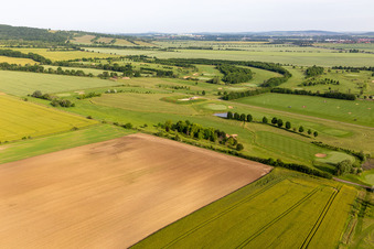 Schrägluftbild von Gelände des Golfplatz " Drei Gleichen Mühlberg e.V. " in Mühlberg im Bundesland Thüringen, Deutschland