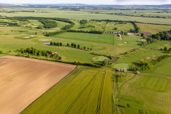 Gelände des Golfplatz " Drei Gleichen Mühlberg e.V. " in Mühlberg im Bundesland Thüringen, Deutschland von oben