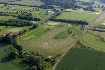 Gelände des Golfplatz " Drei Gleichen Mühlberg e.V. " in Mühlberg im Bundesland Thüringen, Deutschland von oben gesehen
