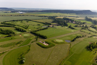 Gelände des Golfplatz " Drei Gleichen Mühlberg e.V. " in Mühlberg im Bundesland Thüringen, Deutschland aus der Luft betrachtet