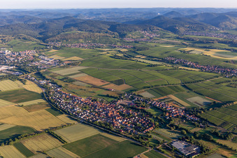 Dorf - Ansicht am Rande von landwirtschaftlichen Feldern und Nutzflächen in Kapellen-Drusweiler im Bundesland Rheinland-Pfalz, Deutschland
