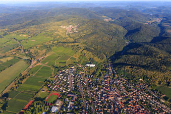 Stadtansicht am Rand des Pfälzerwalds aus Osten in Bad Bergzabern im Bundesland Rheinland-Pfalz, Deutschland