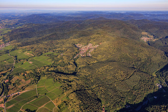 Dorf versteckt im Pfälzerwald aus Nordosten in Dörrenbach im Bundesland Rheinland-Pfalz, Deutschland