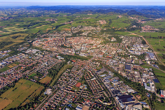 Stadtübersicht beiderseits der Bahnlinie aus Nordosten im Ortsteil Queichheim in Landau in der Pfalz im Bundesland Rheinland-Pfalz, Deutschland