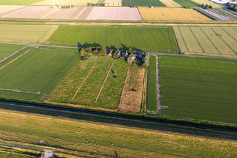 Schülpersieler Straße im Ortsteil Schülperweide in Wesselburenerkoog im Bundesland Schleswig-Holstein, Deutschland