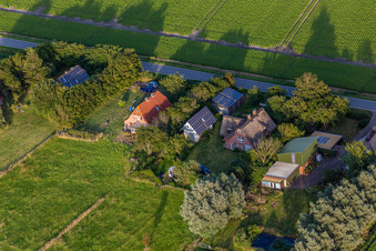 Schülpersieler Straße im Ortsteil Schülperweide in Wesselburenerkoog im Bundesland Schleswig-Holstein, Deutschland von oben