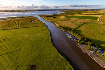 Schrägluftbild von Dithmarscher Eidervorland in Wesselburenerkoog im Bundesland Schleswig-Holstein, Deutschland