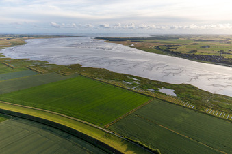 Prielenbildung an den Uferbereichen mit Wattenlandschaft am Flußverlauf der Eider in Tönning im Bundesland Schleswig-Holstein, Deutschland