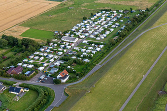 Ferienhaussiedlung und Camping Wesselburenerkoog im Bundesland Schleswig-Holstein, Deutschland von oben