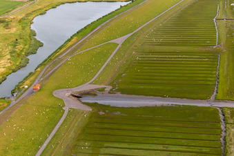 Luftaufnahme von Nordseedamm am Heringsand in Wesselburenerkoog im Bundesland Schleswig-Holstein, Deutschland