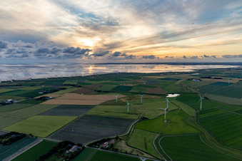 Wattenmeer der Nordsee- Küste mit Windpark in Hedwigenkoog im Bundesland Schleswig-Holstein, Deutschland
