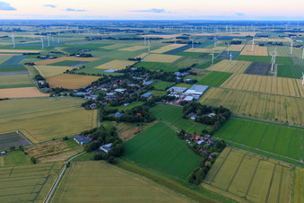 Dorfansicht vor dem Windpark Schülp aus Südwesten im Bundesland Schleswig-Holstein, Deutschland
