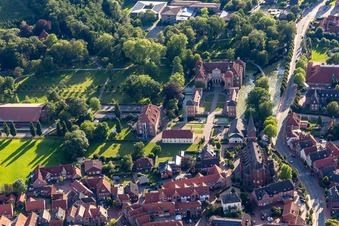 Gebäudekomplex im Schloßpark von Sport-Schloß Châteauform - Schloss Velen in Velen im Ortsteil Velen-Dorf im Bundesland Nordrhein-Westfalen, Deutschland