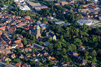 Kirchengebäude von Sankt Georg und St. Felizitas-Stiftskirche im Ortszentrum in Vreden im Bundesland Nordrhein-Westfalen, Deutschland