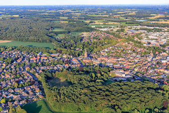 Stadtansicht mit Kirche St. Gudula in Rhede im Bundesland Nordrhein-Westfalen, Deutschland