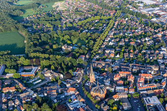 Kirche St. Gudula und Schloßpark von Haus Rhede im Ortsteil Altrhede im Bundesland Nordrhein-Westfalen, Deutschland