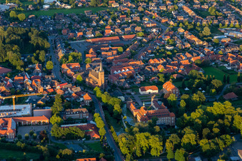 Chateauform Sportschloss Velen und Kirche St. Peter und Paul im Bundesland Nordrhein-Westfalen, Deutschland