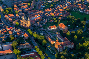 Luftbild von Chateauform Sportschloss Velen und Kirche St. Peter und Paul im Bundesland Nordrhein-Westfalen, Deutschland