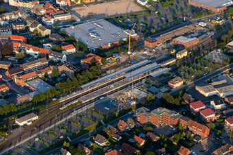 Gleisverlauf und Bahnhofsgebäude der Deutschen Bahn in Coesfeld im Ortsteil Coesfeld-Stadt im Bundesland Nordrhein-Westfalen, Deutschland