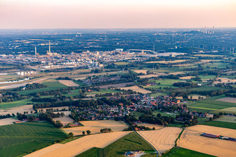 Dorfansicht von Norden im Hintergrund der Chemiepark Marl im Ortsteil Lippramsdorf in Haltern am See im Bundesland Nordrhein-Westfalen, Deutschland