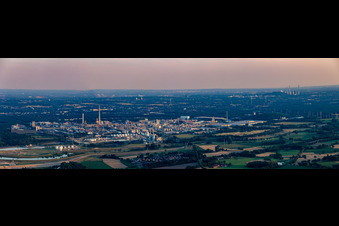 Panorama-Perspektive der Gebäude und Produktionshallen auf dem Werksgelände des Chemieproduzenten Chemiepark Marl an der Paul-Baumann Straße im Abendlicht in Marl im Ortsteil Chemiezone im Bundesland Nordrhein-Westfalen, Deutschland