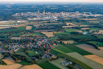 Vor dem Chemiepark Marl im Ortsteil Lippramsdorf in Haltern am See im Bundesland Nordrhein-Westfalen, Deutschland