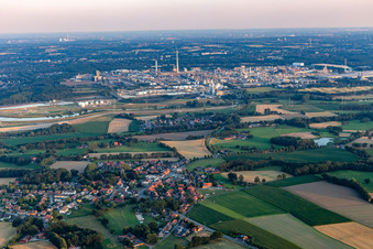 Ortsansicht am Rande von landwirtschaftlichen Feldern und Nutzflächen in Lippramsdorf in Haltern am See im Bundesland Nordrhein-Westfalen, Deutschland