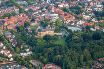 Luftbild von Wasserschloss und Schloßgarten in Ahaus im Bundesland Nordrhein-Westfalen, Deutschland