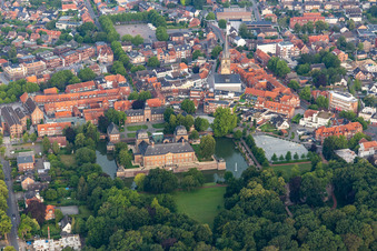 Luftaufnahme von Wasserschloss und Schloßgarten in Ahaus im Bundesland Nordrhein-Westfalen, Deutschland