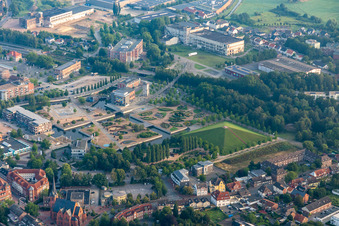 Parkanlage Gronau LAGA mit Kanälen, Garteninseln und Pyramide vor dem rock'n'popmuseum in Gronau (Westfalen) im Bundesland Nordrhein-Westfalen, Deutschland