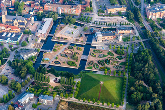 Luftbild von Parkanlage Gronau LAGA mit Kanälen, Garteninseln und Pyramide vor dem rock'n'popmuseum in Gronau (Westfalen) im Bundesland Nordrhein-Westfalen, Deutschland
