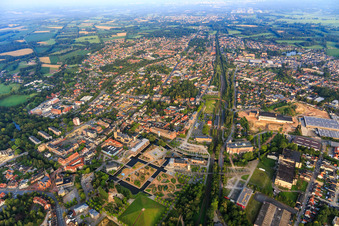 Stadtansicht von Osten mit Park Gronau LAGA entlang der Bahnlinie im Bundesland Nordrhein-Westfalen, Deutschland