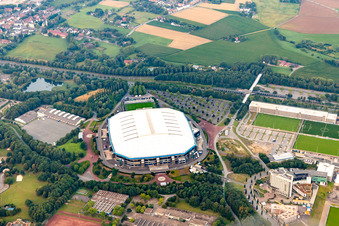 Fussballstadion Veltins-Arena auf Schalke des Vereins Schalke 04 in Gelsenkirchen. Das Dach der Arena ist offen im Ortsteil Erle im Bundesland Nordrhein-Westfalen, Deutschland