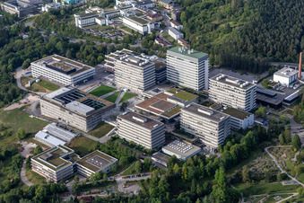 Luftaufnahme von Campus- Gebäude der Universität Tübingen an der Schnarrenbergstraße in Tübingen im Bundesland Baden-Württemberg, Deutschland