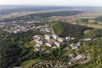 Schrägluftbild von Campus- Gebäude der Universität Tübingen an der Schnarrenbergstraße in Tübingen im Bundesland Baden-Württemberg, Deutschland