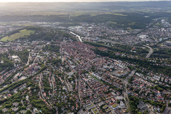 Ortsansicht der Straßen und Häuser der Wohngebiete in Tübingen im Bundesland Baden-Württemberg, Deutschland