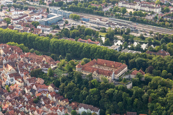 Luftbild von Burganlage des Schloß Hohen Tübingen mit dem Museum Alte Kulturen in Tübingen im Bundesland Baden-Württemberg, Deutschland