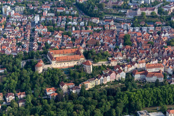 Luftaufnahme von Burganlage des Schloß Hohen Tübingen mit dem Museum Alte Kulturen in Tübingen im Bundesland Baden-Württemberg, Deutschland